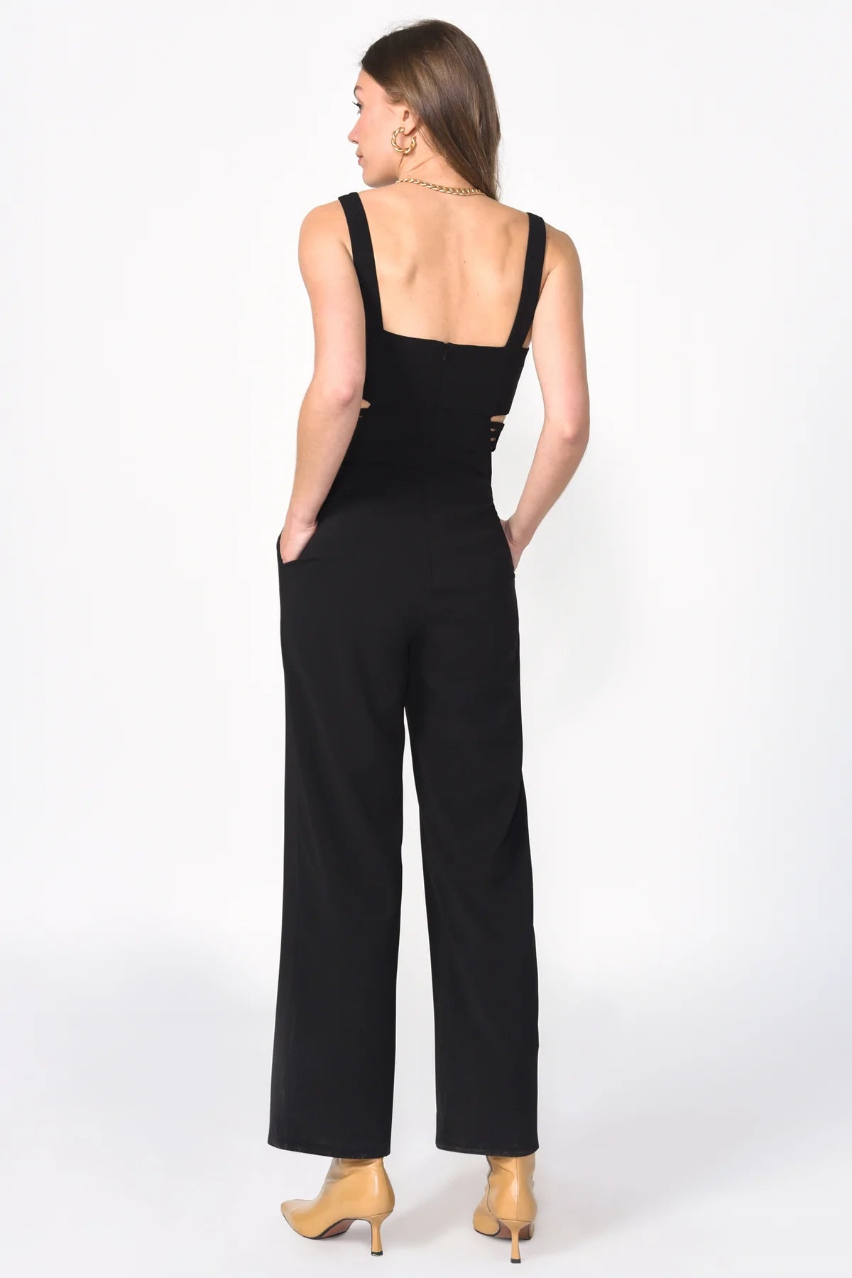https://www.theloopclothing.ca/cdn/shop/products/F227P6256GloStrappyCrepeJumpsuit3_1200x1800_jpg_1200x.webp?v=1671308511